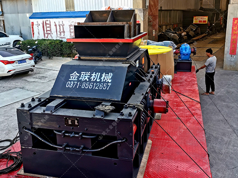 大型1200x800液壓對輥破碎機設(shè)備發(fā)貨圖片