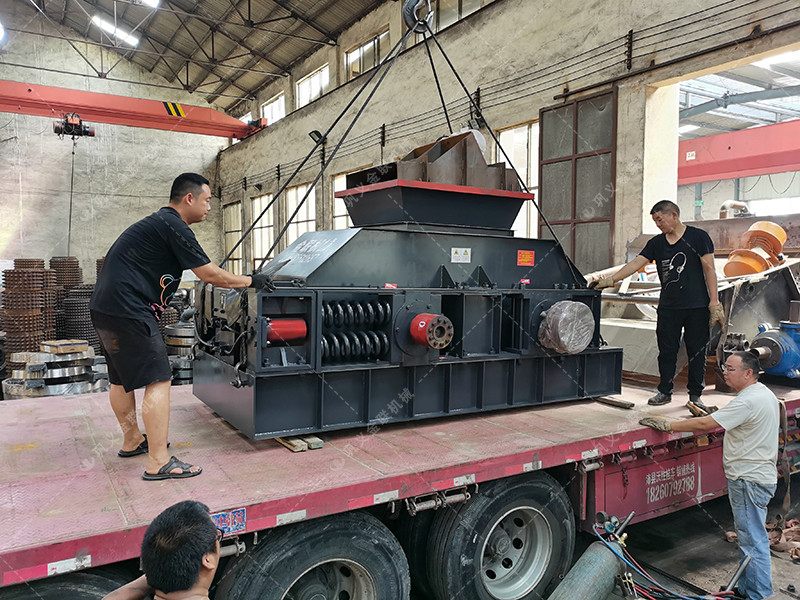 2PG1200x800型半自動液壓對輥破碎機(jī)發(fā)貨圖片